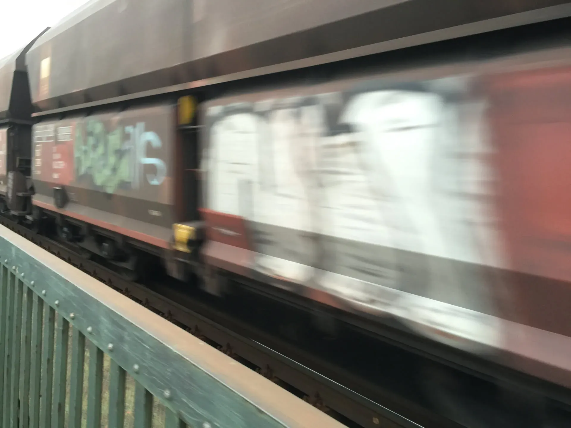 Train passing through Güls station, motion blur
