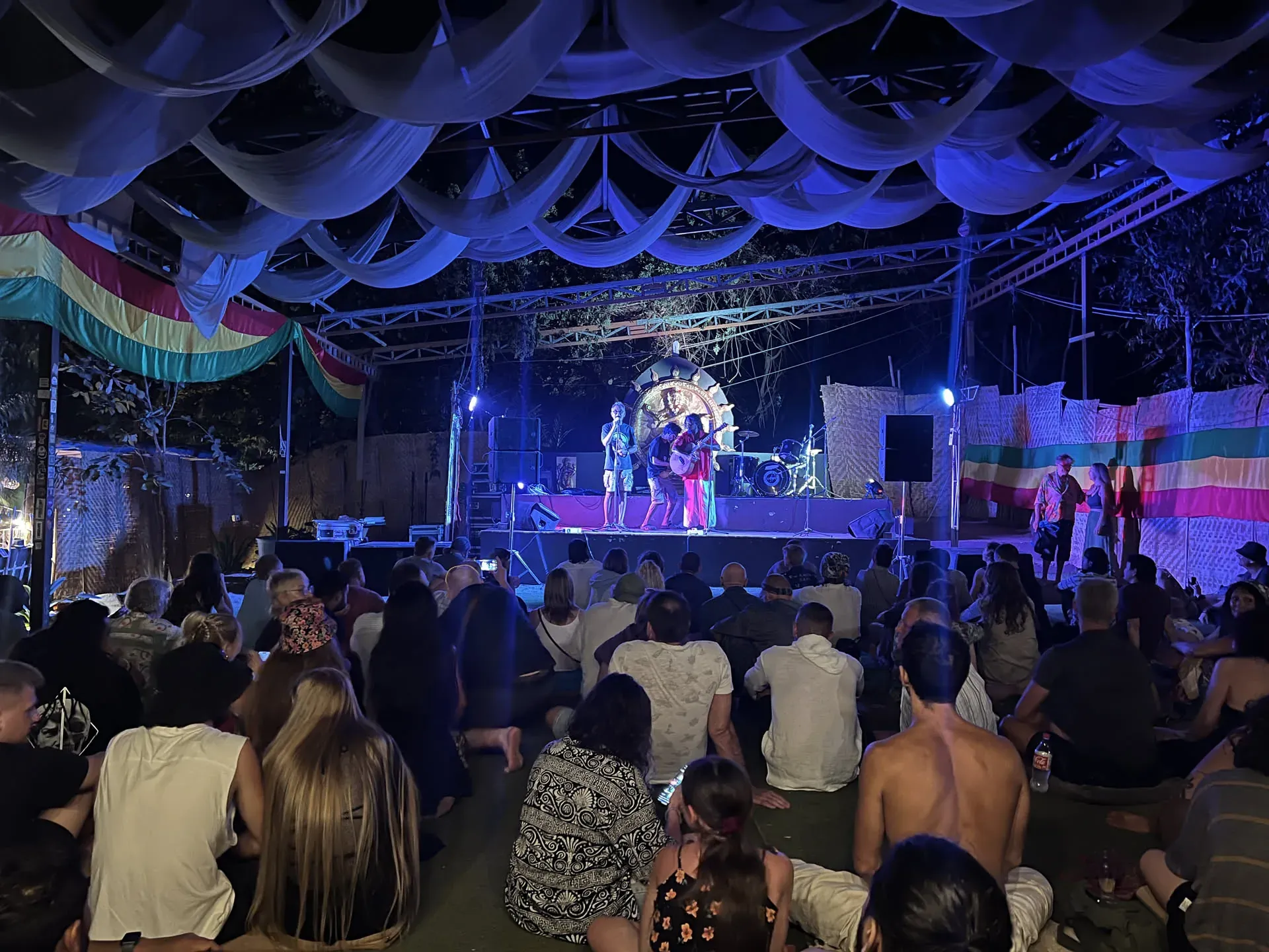 Live music performance under blue lights at Querim