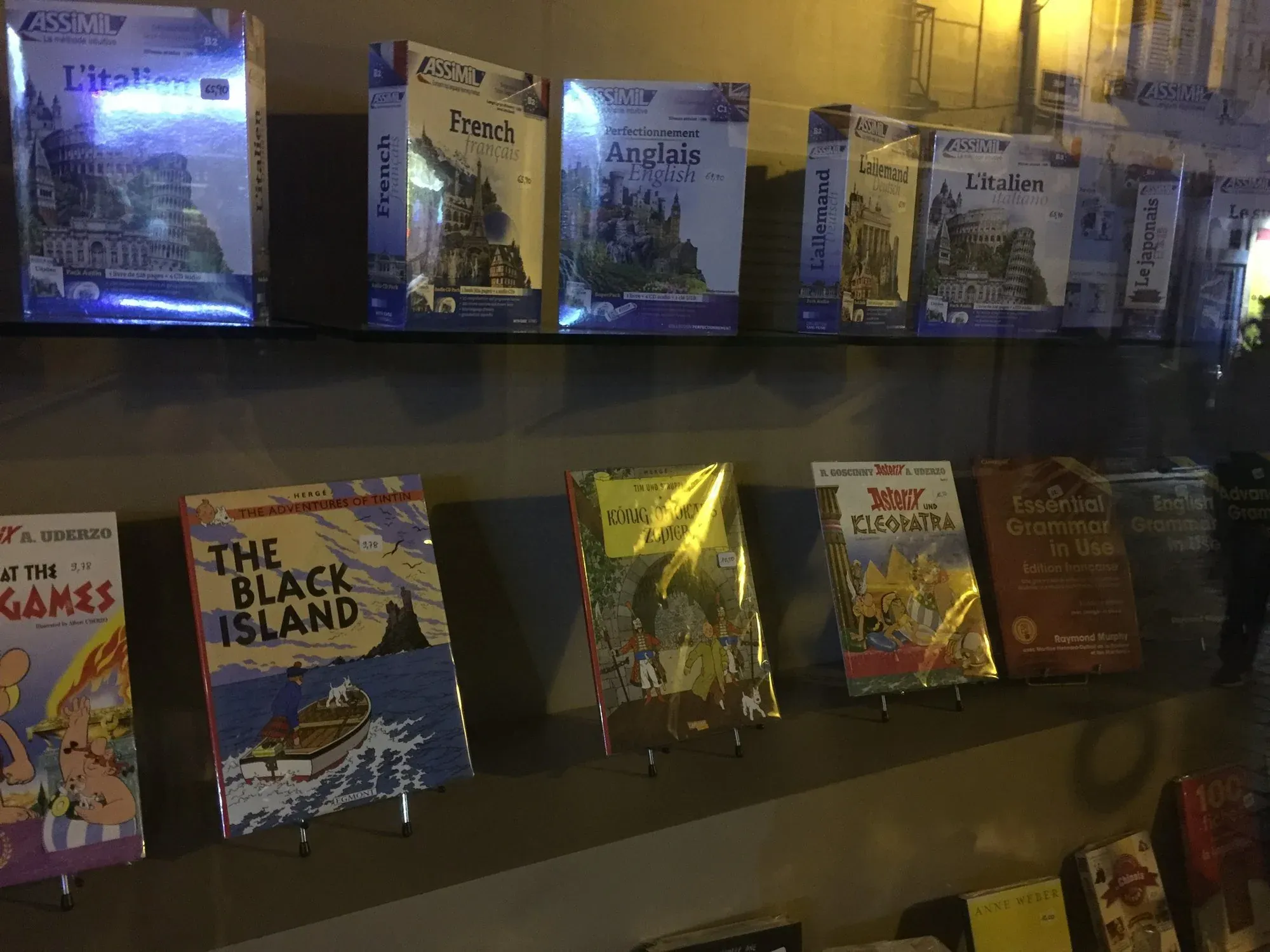 Language learning books displayed in Vieux Tours bookstore window