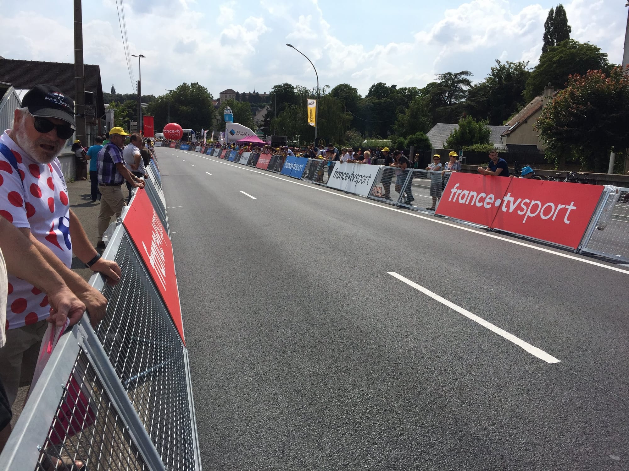 Cycling race spectators at Côteau d'Aboville barrier
